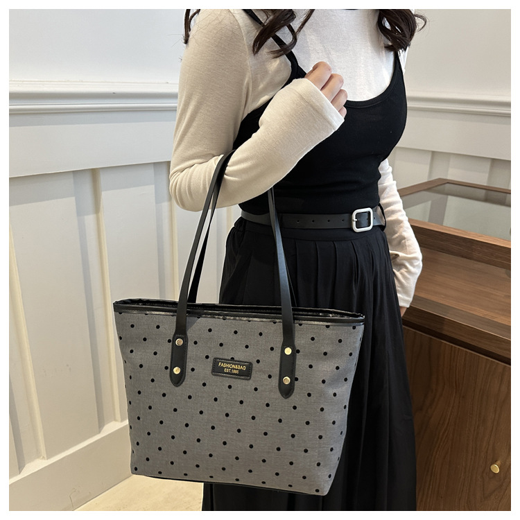The 2024 new Korean-style tote bag with a college style is stylish, elegant and beautiful. It is a large-capacity single-shoulder and underarm commuter handbag undefined