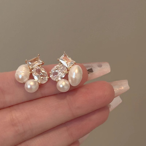Designed freshwater pearl zircon stud earrings, feminine, elegant, niche, unique, fashionable and versatile earrings.
