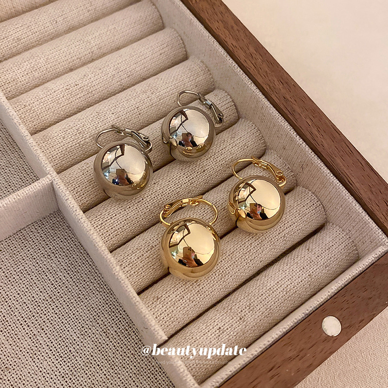 Corea del Sur Dongdaemun diseño de moda sentido oreja hebilla pendientes de estilo frío para las mujeres Pendientes de gancho de oreja de grano redondo de metal simple