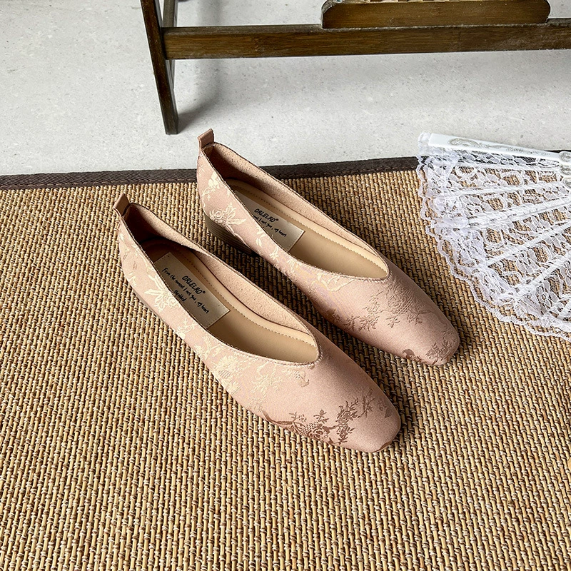 Темпераментные туфли с толстым каблуком новые китайские бобы на мягкой подошве 2025 весенние туфли