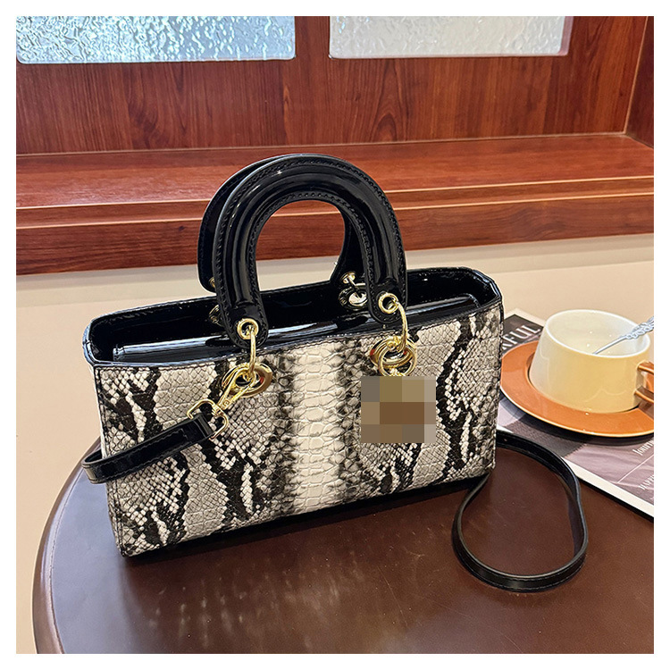 2025 nuevo bolso femenino con estampado de piel de serpiente, estilo occidental, de nicho, de alta gama, bolso de mensajero de un solo hombro de moda