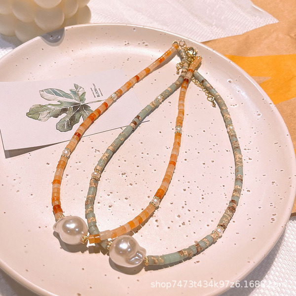 Design retro necklace from pearl