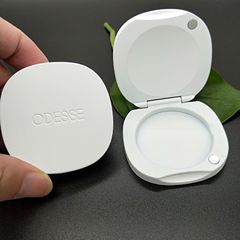 メーカーは白いカバーを提供しています。