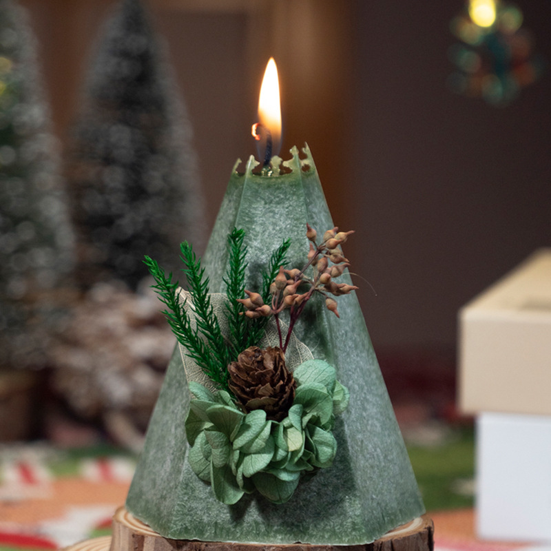 Enfeite de vela natalina criativo em formato de pinheiro com flocos de neve, estilo INS, para nicho ou presente sofisticado._voghion.com