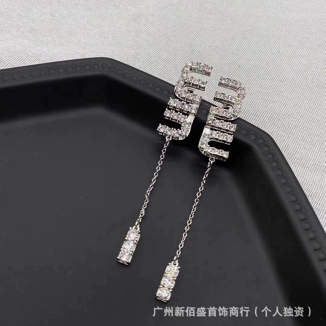 Серьги (Miumiu) с жемчужиной и буквенными подвесками, инкрустация стразами
