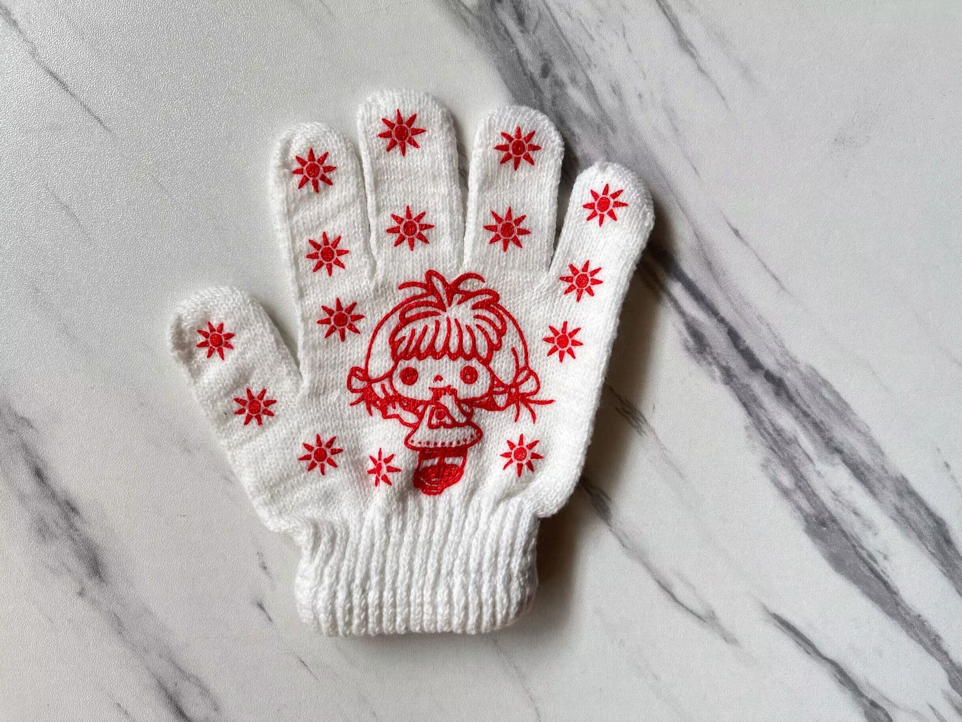 Una niña pequeña de 3 a 6 años pide pegamento