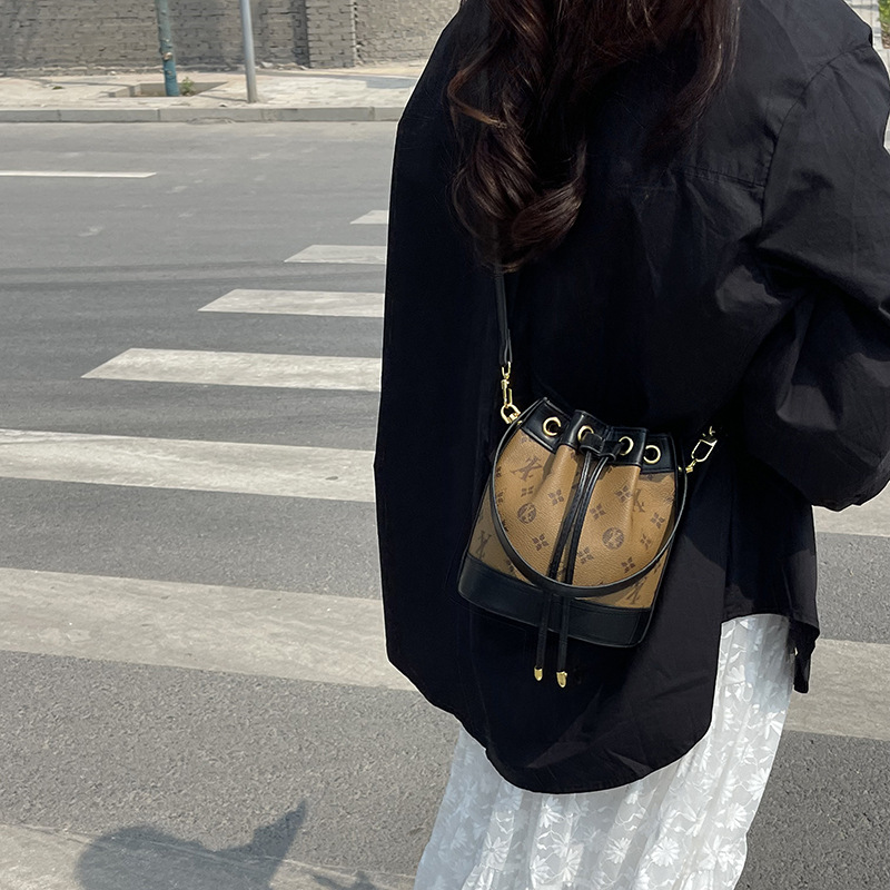 2024 New Retro Printed Drawstring Bucket Bag For Women, Light Luxury, Premium Texture Crossbody Bag, Handheld Outward Women's Bag_voghion.com