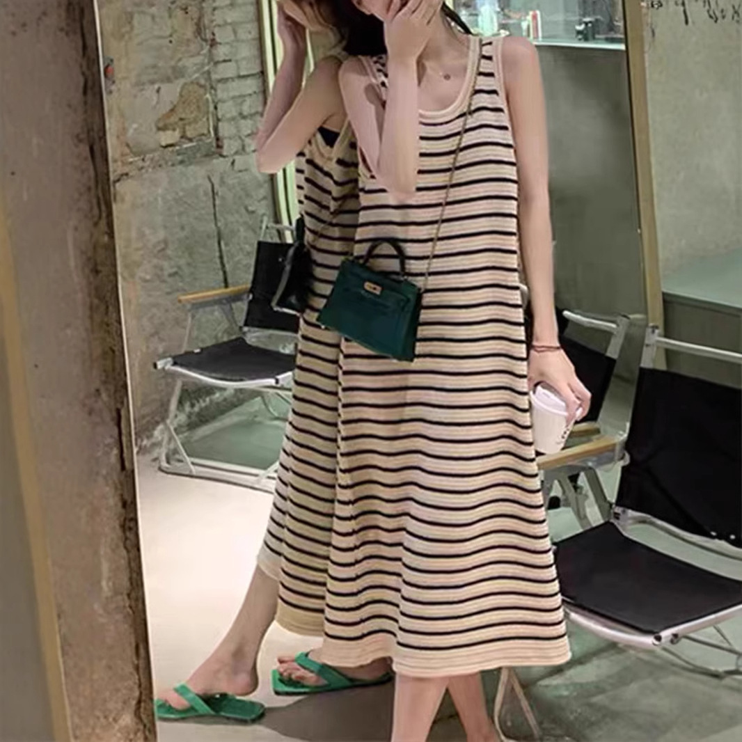 Vestido de punto a rayas de color contrastante verano 2025 nuevo delgado sin mangas suelto glutinoso delgado falda media larga de moda