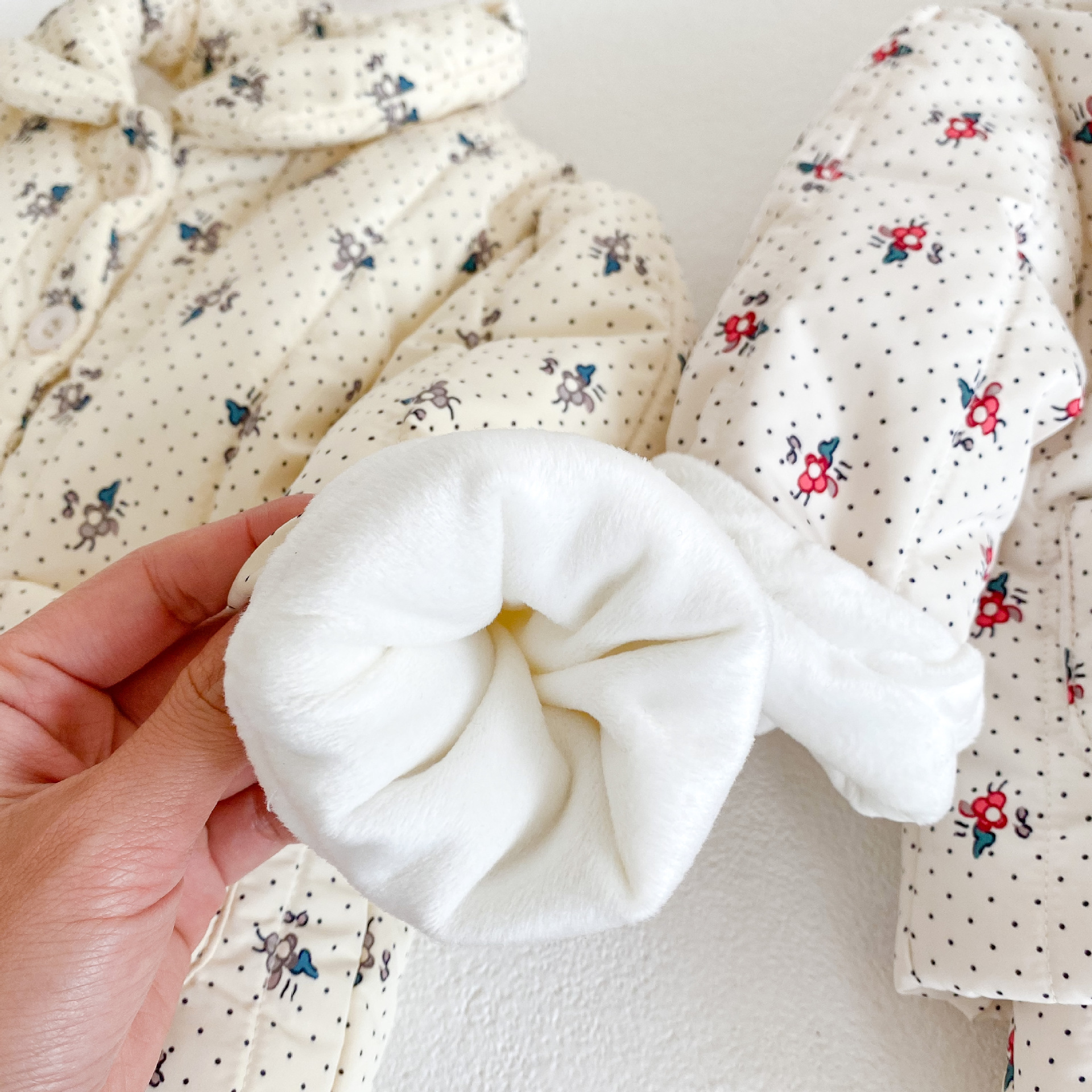 2024 Roupas para meninas Flor e veludo Casaco grosso + Alça Chapéu de bebê Roupas Crawler Conjunto de duas peças_voghion.com