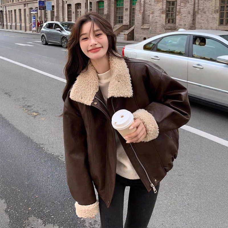 2025 New Autumn and Winter American Retro Leather Jacket Women's Winter Lamb Fur Jacket Splicing Warm and Loose Outerwear