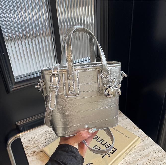 Este año popular bolso de cubo de mano para mujeres verano 2024 nuevo tipo de bolso de hombro alta sensación de moda versátil bolso de mochila