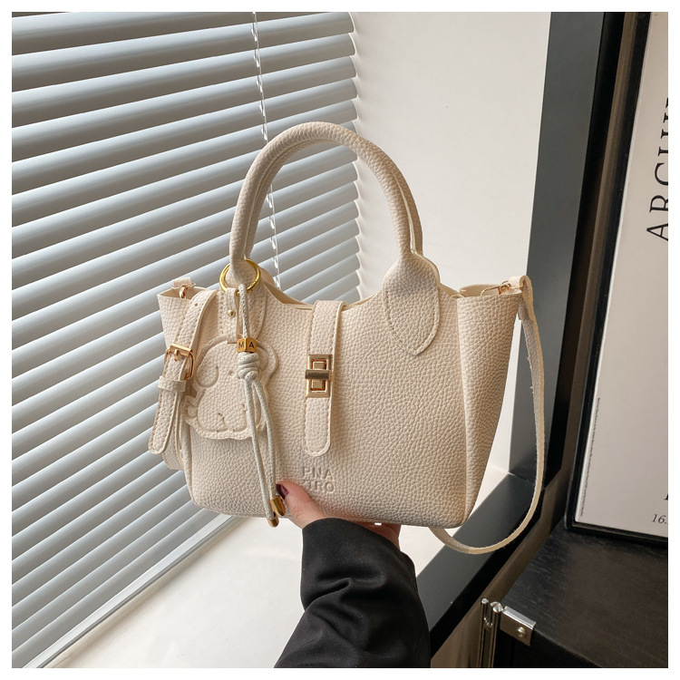 Bolsos de gran capacidad para mujer primavera y verano todo fósforo 2025 nueva versión coreana de la bolsa de mensajero casual popular de este año