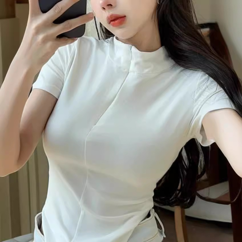 Zipper lapel short sleeved T-shirt for women in spring summer of 2024, tailored to fit the waist slim down. Unique and_voghion.com
