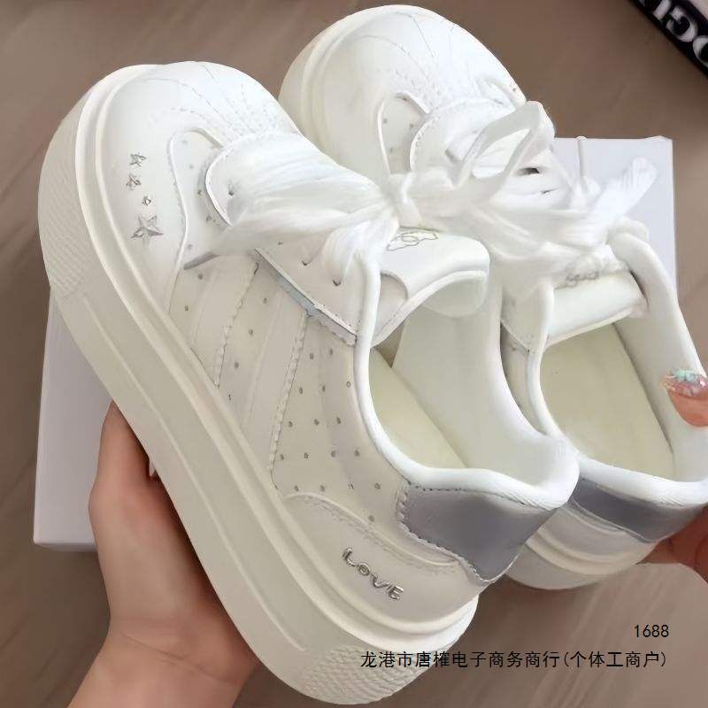 Cream-colored, thick-soled white sneakers for women, perfect with dresses; a stunning pair of shoes for 2026, ideal for casual autumn wear; also available in a men's version Cream-colored, thick-soled white sneakers for women, perfect with dresses; a stunning pair of shoes for 2026, ideal for casual autumn wear; also available in a men's version