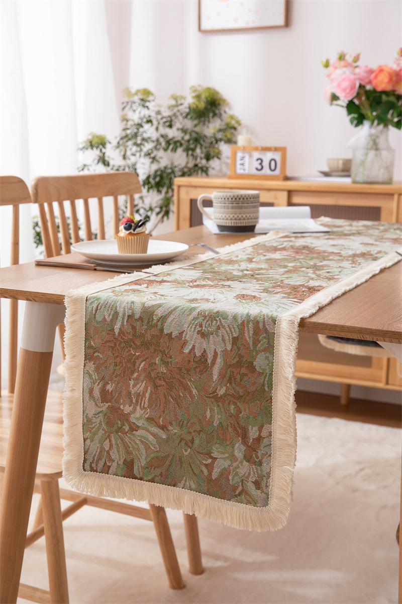 Chemin de table jacquard avec motif marguerites et pompons déco_voghion.com