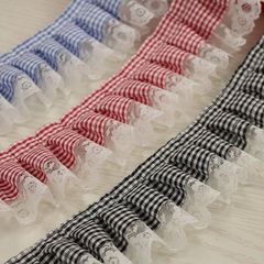 格子はレースのしわをつなぎ合わせます。