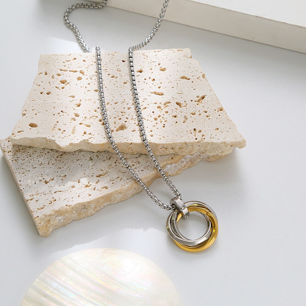 De gama alta de moda versátil suéter Cadena de nicho joyería colgante de los hombres de las mujeres collar de acero de titanio Yiwu Accesorios al por mayor