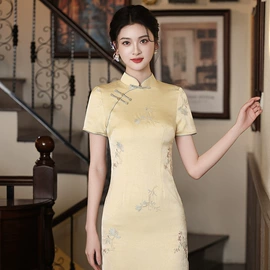 旗袍;马面裙;披肩