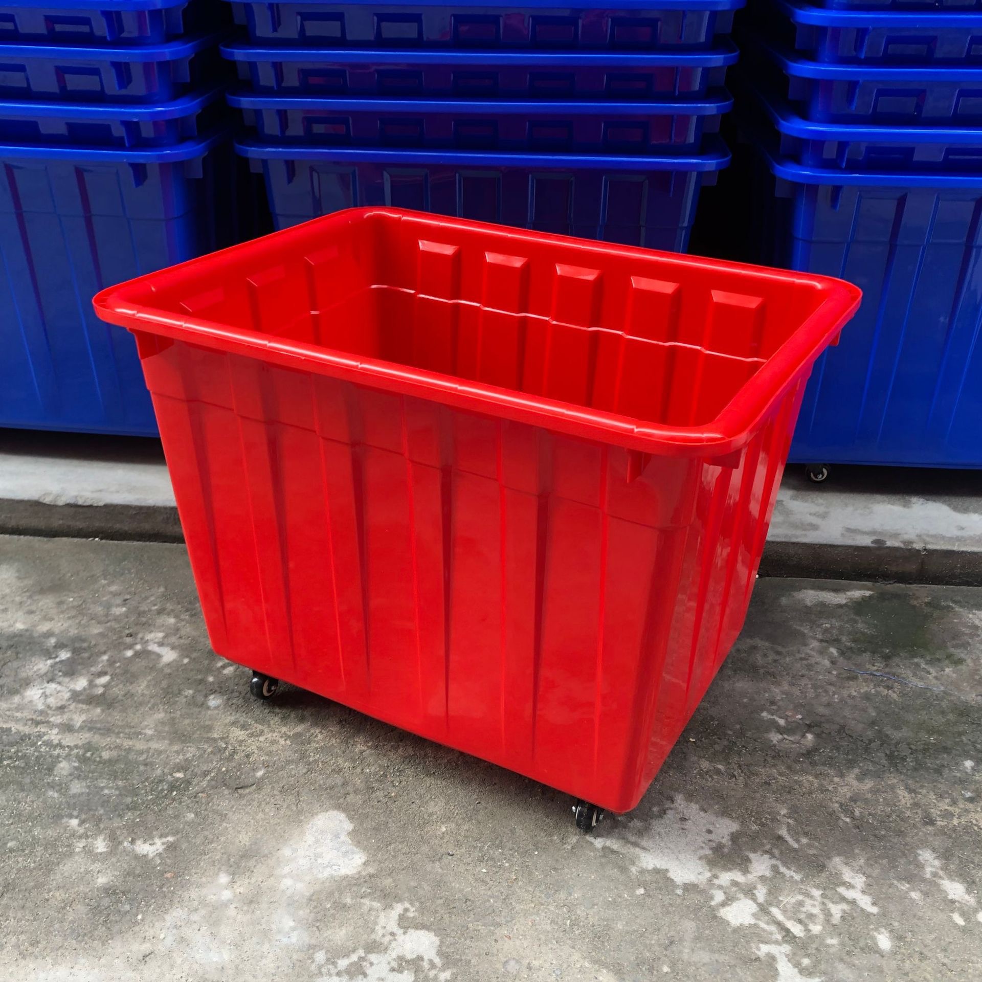供应深圳惠州分拣筐推动筐带轮周转箱PE材质加厚水箱600L带盖带轮