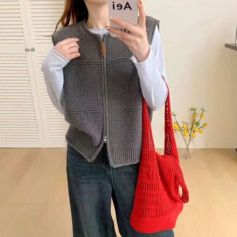 Spring and Autumn Women's Cardigan Sweater Knitted Vest, Fashionable and Stylish, Age-Reducing, Trendy 2026 New Zipper Vest Spring and Autumn Women's Cardigan Sweater Knitted Vest, Fashionable and Stylish, Age-Reducing, Trendy 2026 New Zipper Vest