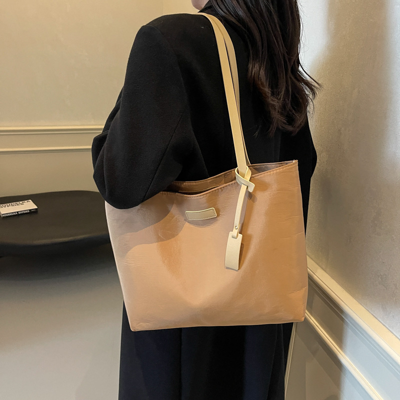 Bolso de moda de mujer, nuevo tipo de bolso casual de nylon, bolso de hombro simple coreano de gran capacidad para trabajar en clase.