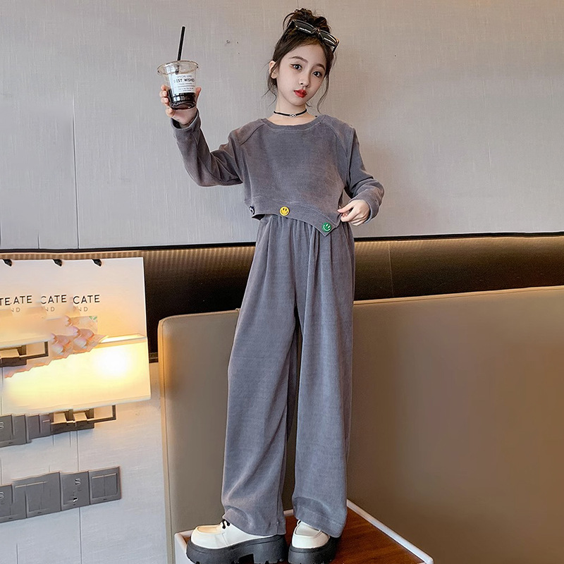 New stylish autumn girls' two-piece set with long sleeves and wide-leg pants for medium and large children.