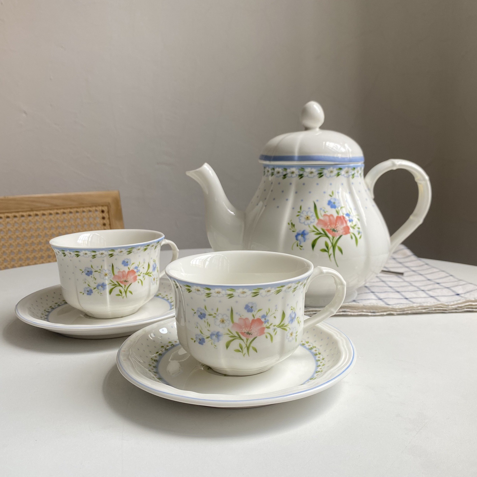 Comercio exterior simple taza de café de cerámica de alto valor nominal pequeña flor triturada set de té de la tarde té negro taza de café taza de té plato