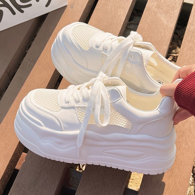 Zapatos blancos de malla gruesa para mujeres, verano de 2025 nuevos zapatos de skate transpirables, zapatos casuales ligeros transpirables para mujeres