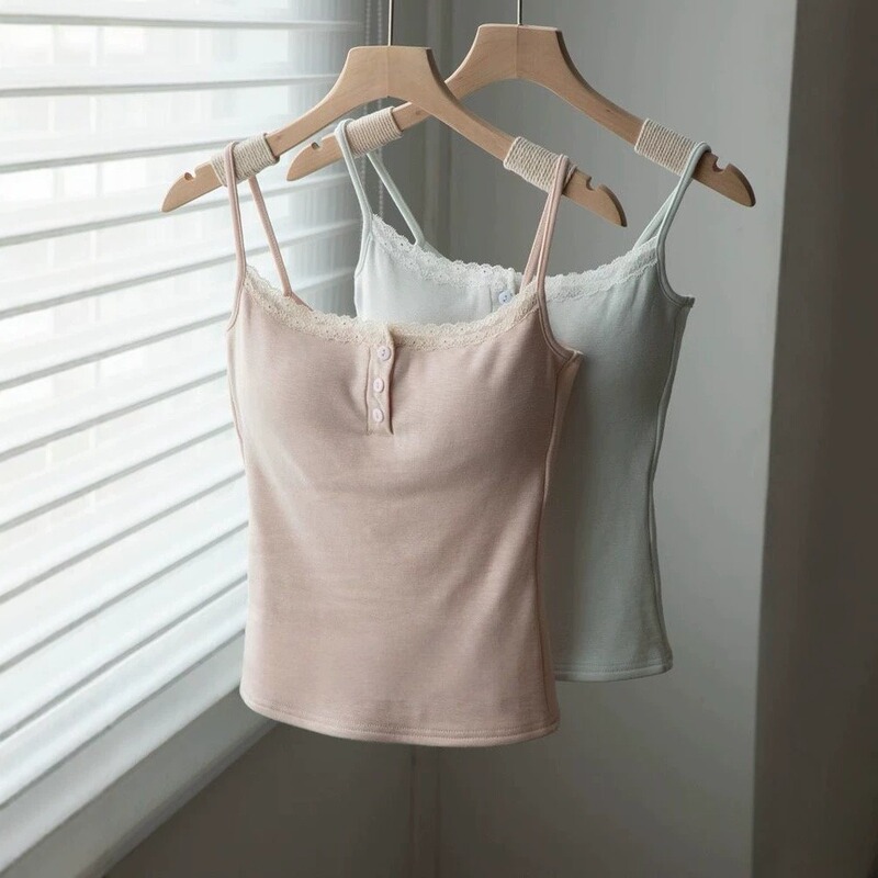 Buttoned camisole with built-in bra pads, stylish back design, suitable for wearing alone or as an inner layer, slimming and flattering, for young girls Buttoned camisole with built-in bra pads, stylish back design, suitable for wearing alone or as an inner layer, slimming and flattering, for young girls