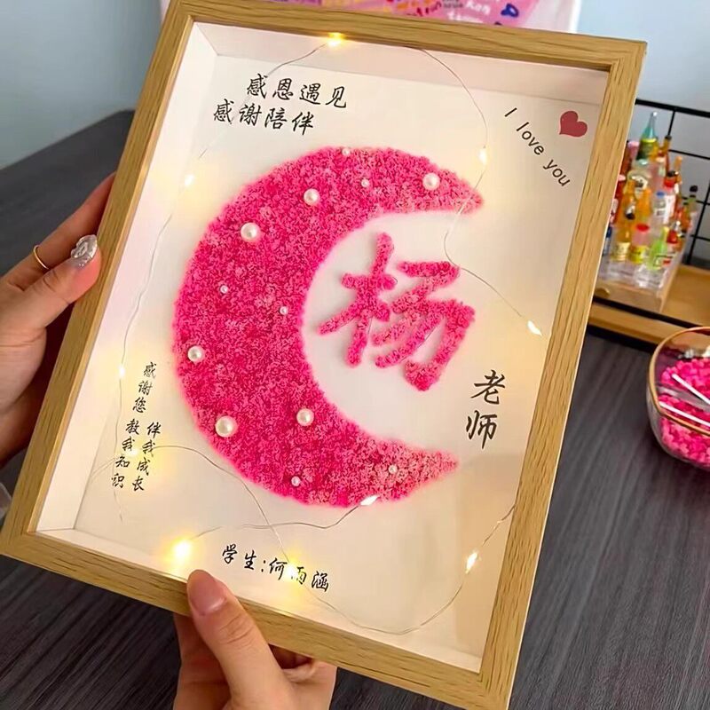 Teacher's Day DIY Photo Frame with Dried Flowers and Gypsophila, Kindergarten Teacher's Day Gift, Handmade DIY with Free Name Engraving Teacher's Day DIY Photo Frame with Dried Flowers and Gypsophila, Kindergarten Teacher's Day Gift, Handmade DIY with Free Name Engraving