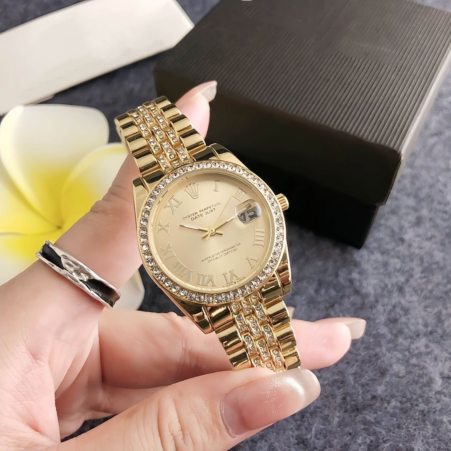 Round Fashionable High-Value Quartz Women's Watch with Diamond Design Watch for Women Simple Temperament Calendar Classic Watch