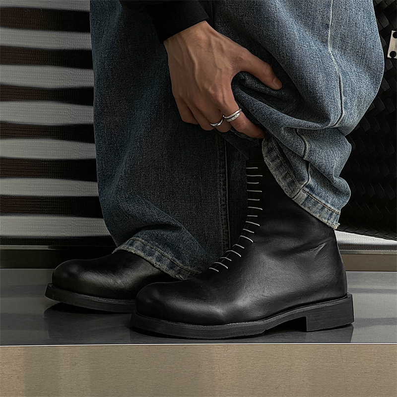 古いチェルシーブーツを作る男性用の厚い底が高くなりました。|undefined