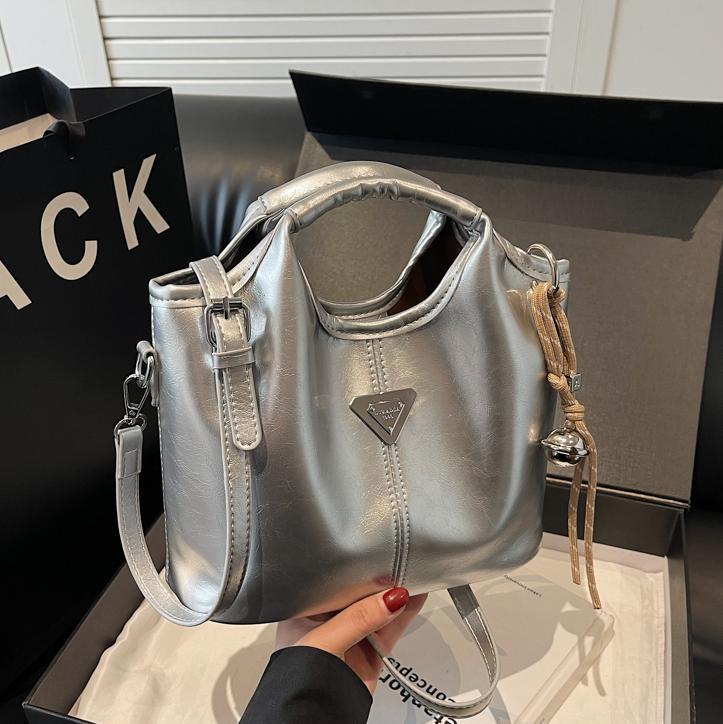 Popular bolso de mano super caliente para mujeres 2025 nueva moda versátil bolso de hombro para viajar bolso de cubo de textura superior