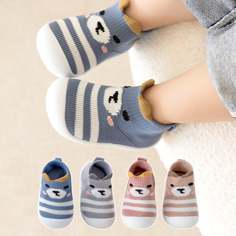 Zapatos para bebés primavera y otoño tejidos transpirables, suela suave y ligera antideslizante, zapatos para bebés con un pedazo de pie para usar en el exterior.