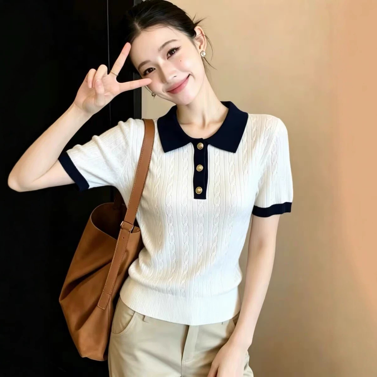 Áo thun nữ cổ polo ngắn tay phối sọc nổi bật, form chuẩn vai thon gọn — trắng chi tiết 4