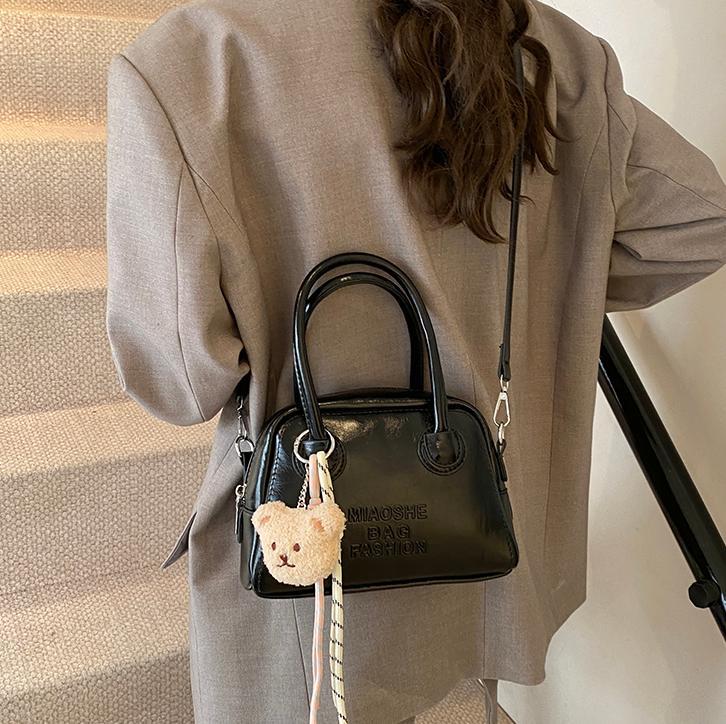 Este año, la moda de bolos de mano súper caliente para mujeres 2025 nuevo estilo coreano, textura casual, mochila de hombro