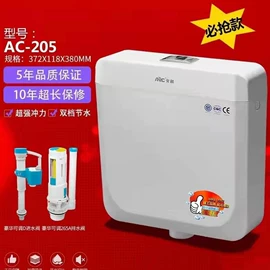马桶水箱;手持花洒;蹲便器