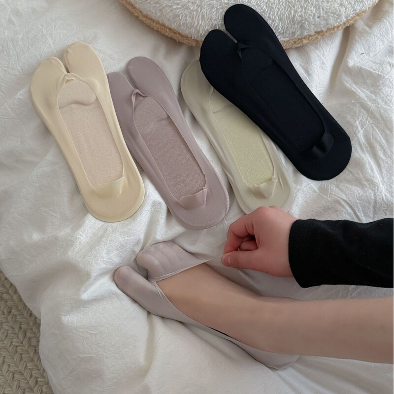Summer Thin Ice Silk Boat Socks for Women, Split-Toe Invisible Socks, Low-Cut Non-Slip No-Show Short Socks, Two-Toe Socks, Cool-Feel Women's Socks Summer Thin Ice Silk Boat Socks for Women, Split-Toe Invisible Socks, Low-Cut Non-Slip No-Show Short Socks, Two-Toe Socks, Cool-Feel Women's Socks