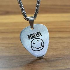 ギターピックのネックレスの男性の潮の彫刻の図案の高級感は色のヒップホップペンダントのアクセサリーのセーターのチェーンを落とさないで卸売りします。