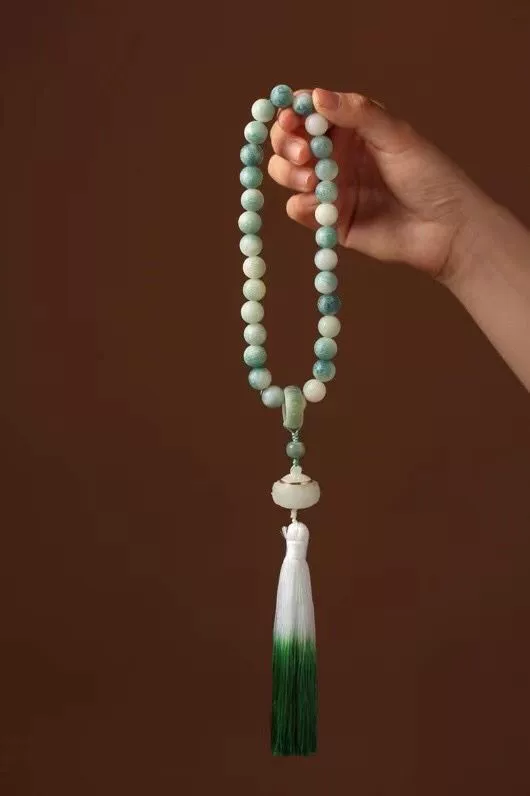 Handheld carved Bodhi rosary with tassels walnut, gradient