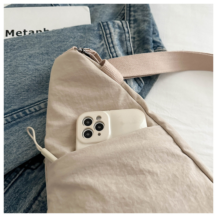 The new large-capacity, fashionable and versatile Korean casual chest bag for autumn and winter, as well as the simple travel canvas bag, are selling well among women undefined