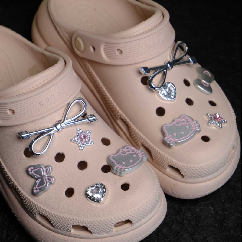 新しいインスタイルファッショナブルでかわいいシルバーフラッシュハローキティリボン下駄靴花靴バックル靴アクセサリー DIY アクセサリー|undefined
