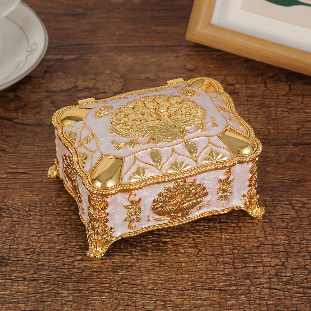 중간 공작 보석 상자 금색과 흰색