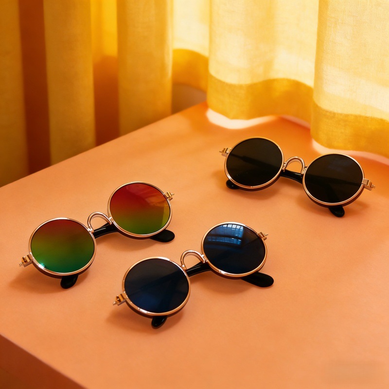 Fabricantes al por mayor perros gatos gafas de mascota tendencia creativa pequeña gafas de sol juguetes de algodón muñeca fotos gafas de sol