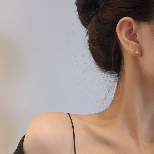 Six-Piece Set of Small Geometric Earrings for Women, Korean and Japanese Style, Fresh and Minimalist Diamond Earrings with a Pop Star Vibe, Simple and Unique Women's Jewelry