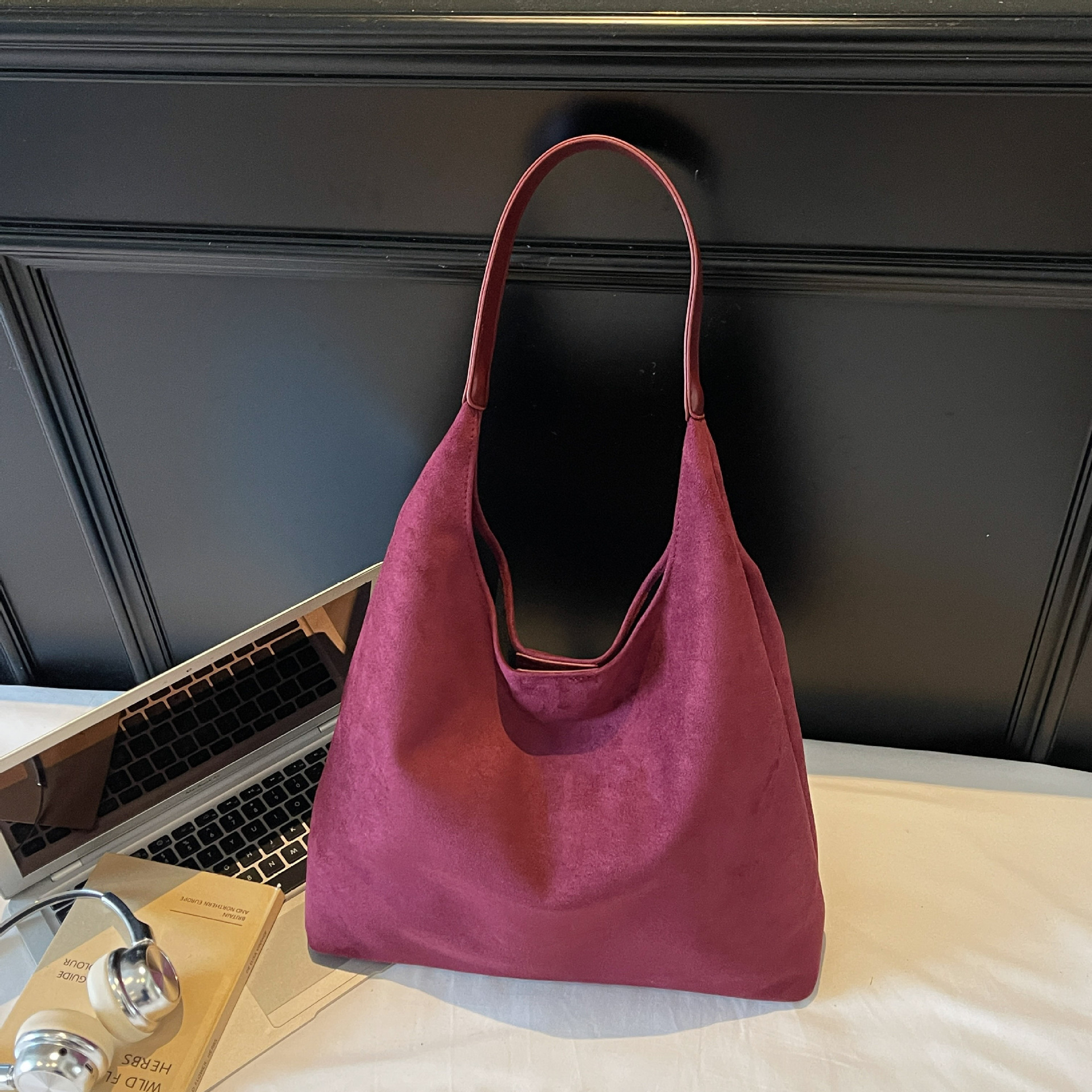 Bolsa de veludo suave retro 2025 nuevo otoño invierno popular bolsa de hombro de gran capacidad bolsa de cubo explosiva