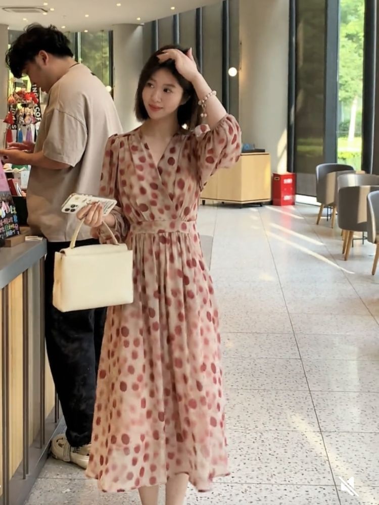 Đầm maxi nữ V cổ thắt eo chấm bi phong cách dịu dàng mùa hè 2026 — Đầm Red Wave Dot chi tiết 13