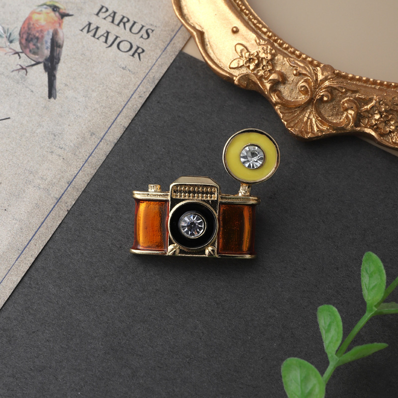 New fashion retro Baroque brooch female enamel plant animal pin accessories in stock wholesale one-piece delivery