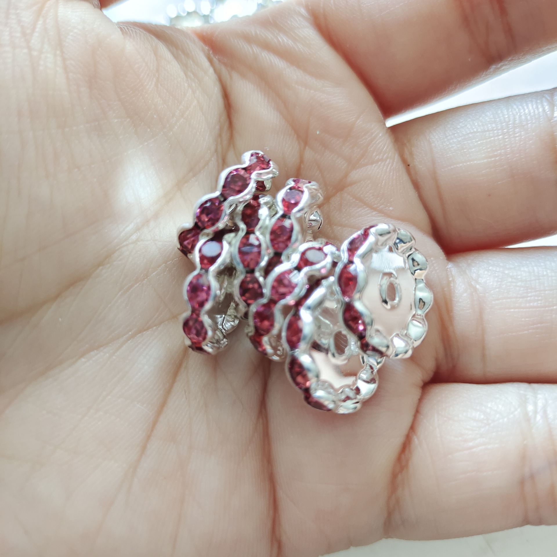 国境を越えて人気のある15mm銀色のビーズを隔てた円形のドリルリング車の輪の波の縁にドリルの部品を入れます。