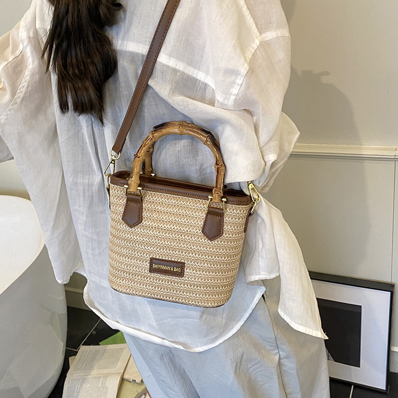 Bolsa de tejido de verano super caliente para mujeres 2025 nuevo juego de playa portátil bolso de balde arco iris tela de paja bolso de mochila para mujeres